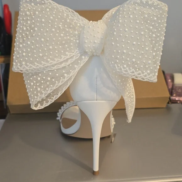 Steve Madden Elegant White Stiletto Heels with Bow - Picture 4 of 6